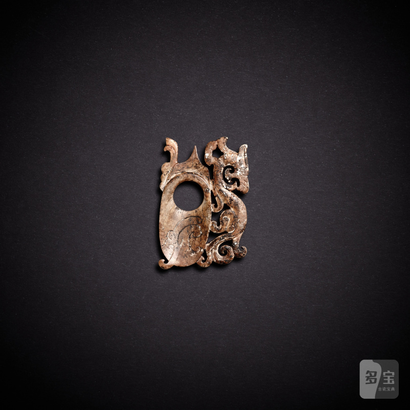 A celadon jade 'dragon' archer's ring, Han dynasty | 漢 青玉龍紋韘形珮 - 图2